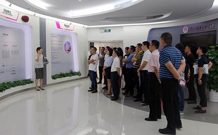 说明: F:\【资料与办公】\办公区\2.网站新闻\2019年\9月\2019.09.07 sunbet申搏举办“高级管理人员研修班”培训\参观展厅（文中.jpg