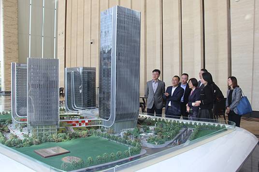 说明: F:\【资料与办公】\办公区\2.网站新闻\2019年\12月\2019.12.10 上海市松江区经济科技开发区党工委书记袁球坤一行莅临sunbet申搏考察\参观（文中.jpg